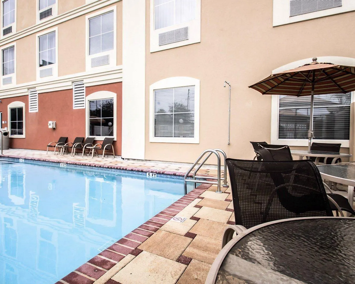 Comfort Inn & Suites Maingate South Davenport 3*,